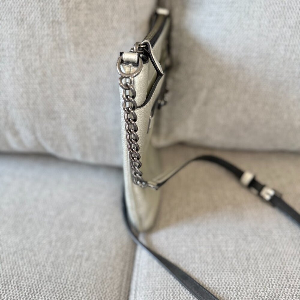 πβ¨ Coach Metallic Silver Pebbled Leather Crossbody Bag β¨π - Picture 3 of 10